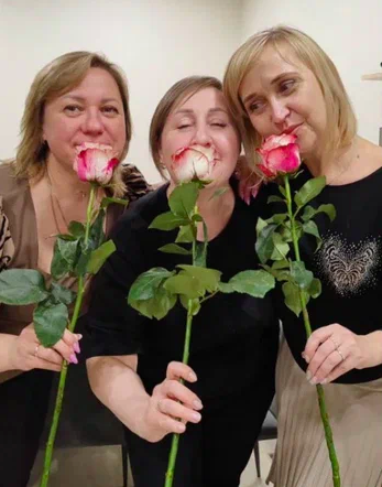 Фото Розы, тюльпаны и мимоза: жительницы Новосибирска показали праздничные букеты к 8 Марта 2